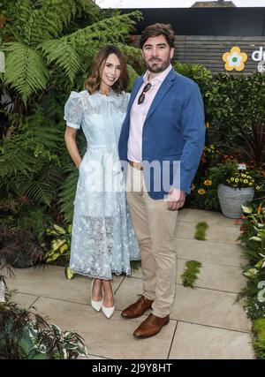 London, Großbritannien. 23.. Mai 2022. Alex Jones (L) und Charlie Thomson (R) nehmen an einem Pressetag an der RHS Chelsea Flower Show im Royal Hospital Chelsea in London Teil. (Foto von Brett Cove/SOPA Images/Sipa USA) Quelle: SIPA USA/Alamy Live News Stockfoto