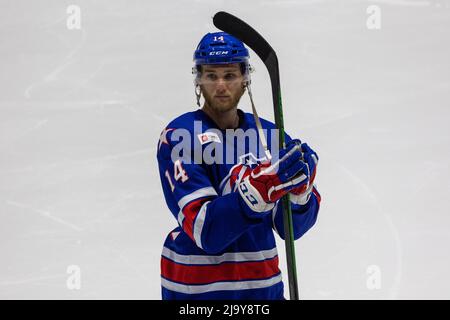 25. Mai 2022: Rochester-Amerikaner geben Mark Jankowski (14) den Schiedsrichter nach dem Verlust an die Laval Rocket auf. Die Rochester Americans veranstalteten die Laval Rocket in einem American Hockey League Calder Cup Playoffs-Spiel in der Blue Cross Arena in Rochester, New York. (Jonathan Tenca/CSM) Stockfoto