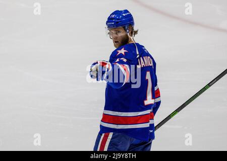 25. Mai 2022: Rochester-Amerikaner geben Mark Jankowski (14) den Schiedsrichter nach dem Verlust an die Laval Rocket auf. Die Rochester Americans veranstalteten die Laval Rocket in einem American Hockey League Calder Cup Playoffs-Spiel in der Blue Cross Arena in Rochester, New York. (Jonathan Tenca/CSM) Stockfoto