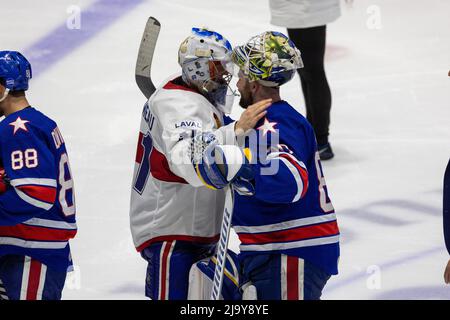 25. Mai 2022: Rochester-Amerikaner Torhüter Aaron Dell (80) und Laval Rocket Torhüter Cayden Primeau (31) umarmen sich nach dem Spiel. Die Rochester Americans veranstalteten die Laval Rocket in einem American Hockey League Calder Cup Playoffs-Spiel in der Blue Cross Arena in Rochester, New York. (Jonathan Tenca/CSM) Stockfoto