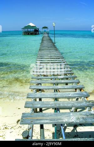 Steg mit Steg am Strand von Maria la Gorda, Pinar del Rio, Kuba, Karibik Stockfoto