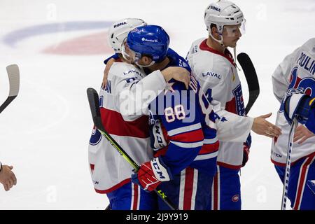 25. Mai 2022: Rochester-Amerikaner Verteidiger Brandon Davidson (88) und Laval Rocket Verteidiger Corey Schueneman (6) umarmen nach dem Spiel. Die Rochester Americans veranstalteten die Laval Rocket in einem American Hockey League Calder Cup Playoffs-Spiel in der Blue Cross Arena in Rochester, New York. (Jonathan Tenca/CSM) Stockfoto