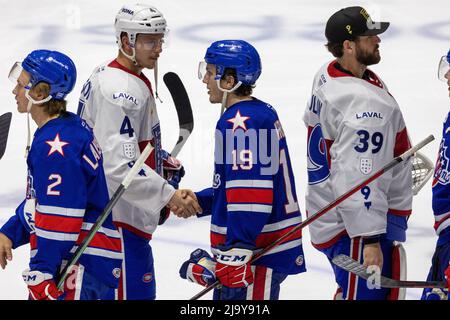 25. Mai 2022: Rochester Americans forward Peyton Krebs (19 geht nach dem Spiel durch die Handshake-Linie. Die Rochester Americans veranstalteten die Laval Rocket in einem American Hockey League Calder Cup Playoffs-Spiel in der Blue Cross Arena in Rochester, New York. (Jonathan Tenca/CSM) Stockfoto