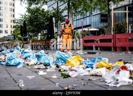 2022-05-26 05:45:04 ROTTERDAM - das Zentrum von Rotterdam einen Tag nach den Unruhen. Feyenoord verlor das Finale der UEFA Conference League in Tirana gegen AS Roma, danach brachen in Rotterdam Unruhen aus. ANP JEFFREY GROENEWEG niederlande Out - belgien Out Stockfoto