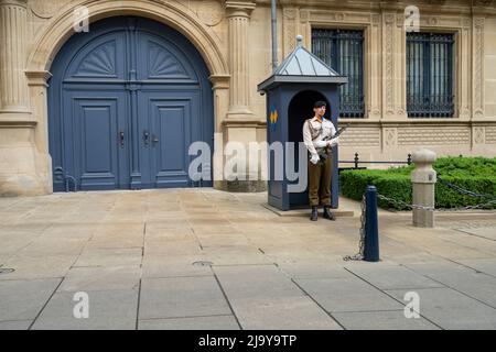 Luxemburg, 2022. Mai. Ein Wachposten vor dem Großherzoglichen Palast von Luxemburg im Stadtzentrum Stockfoto