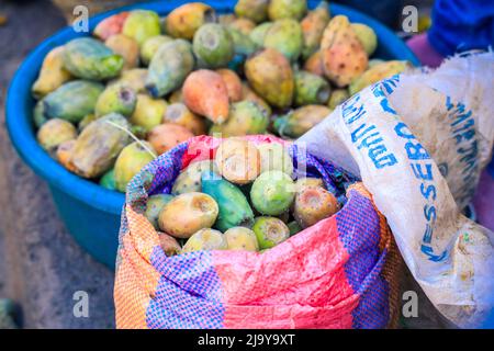 Große Säcke mit Samen und Getreide auf dem lokalen Markt in Asmara Stockfoto