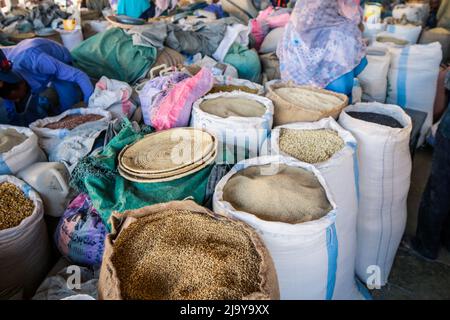 Große Säcke mit Samen und Getreide auf dem lokalen Markt in Asmara Stockfoto