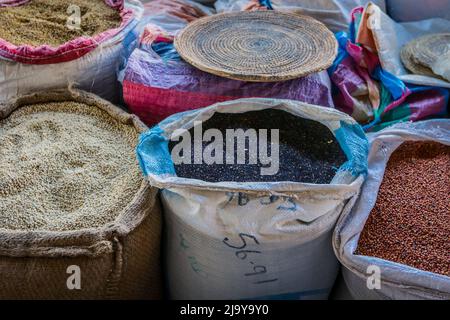 Große Säcke mit Samen und Getreide auf dem lokalen Markt in Asmara Stockfoto