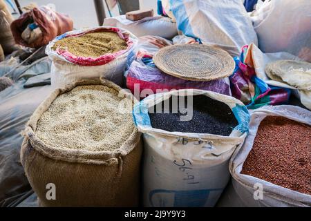 Große Säcke mit Samen und Getreide auf dem lokalen Markt in Asmara Stockfoto