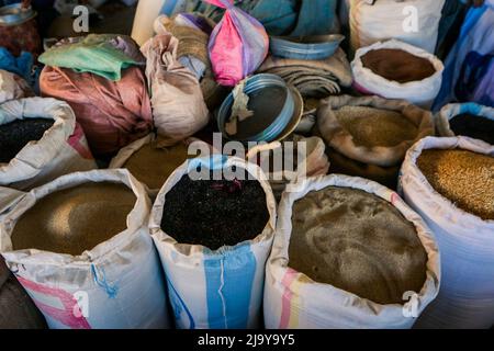 Große Säcke mit Samen und Getreide auf dem lokalen Markt in Asmara Stockfoto