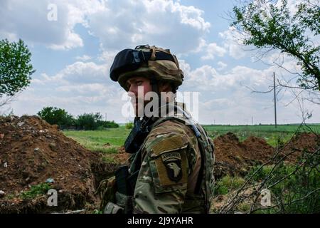 Soledar, Ukraine. 24.. Mai 2022. Ein Kapitän des Bataillons, 5 km an der Front. Soledar ist eine Stadt der Region Donetsk, die von russischer Artillerie gehämmert wird, da sie sich entlang der entscheidenden Straße befindet, die aus dem belagerten Severodonetsk führt. Kredit: SOPA Images Limited/Alamy Live Nachrichten Stockfoto