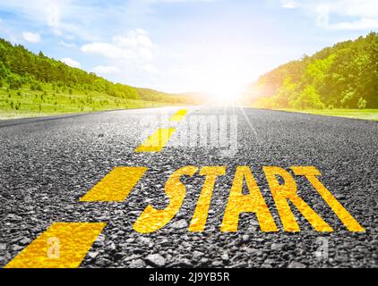 Startpunkt auf dem Weg des Lebens Erfolg oder Geschäft, Start-up. Wort Start auf der Asphaltstraße. Stockfoto