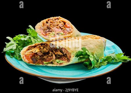 Köstliches Rindfleisch Shawarma in Käse-Pita-Brot auf einem schwarzen isolierten Hintergrund Stockfoto