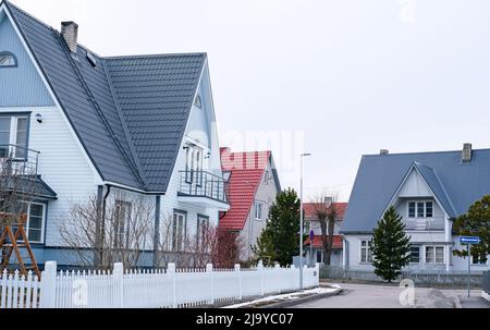 Der Ferienort Parnu in Estland mit schönen Holzhäusern mit dreieckigen Dächern Stockfoto