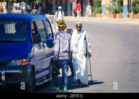 Lokaler eritreischer Mann in traditioneller weißer Kleidung auf dem Kamelmarkt von Keren Stockfoto