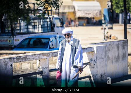 Lokaler eritreischer Mann in traditioneller weißer Kleidung auf dem Kamelmarkt von Keren Stockfoto