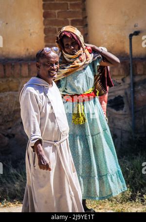 Lokaler eritreischer Mann in traditioneller weißer Kleidung auf dem Kamelmarkt von Keren Stockfoto