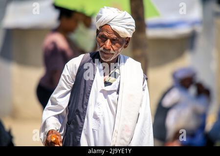 Lokaler eritreischer Mann in traditioneller weißer Kleidung auf dem Kamelmarkt von Keren Stockfoto