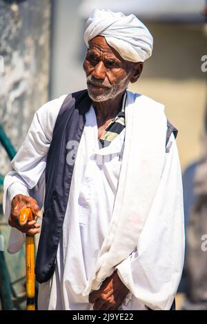 Lokaler eritreischer Mann in traditioneller weißer Kleidung auf dem Kamelmarkt von Keren Stockfoto