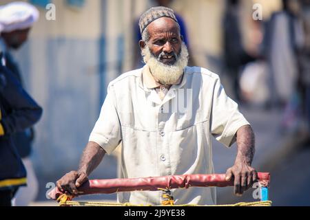 Lokaler eritreischer Mann in traditioneller weißer Kleidung auf dem Kamelmarkt von Keren Stockfoto