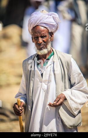 Lokaler eritreischer Mann in traditioneller weißer Kleidung auf dem Kamelmarkt von Keren Stockfoto
