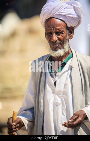 Lokaler eritreischer Mann in traditioneller weißer Kleidung auf dem Kamelmarkt von Keren Stockfoto