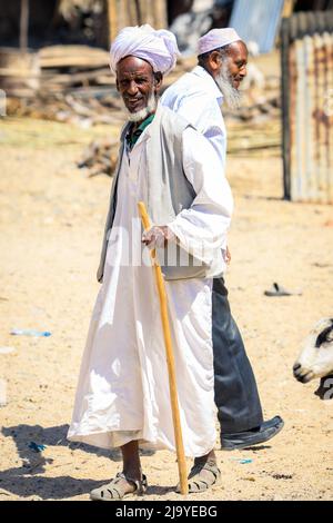 Lokaler eritreischer Mann in traditioneller weißer Kleidung auf dem Kamelmarkt von Keren Stockfoto