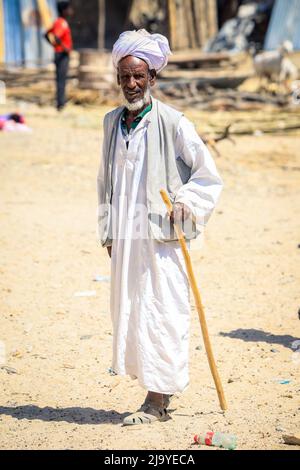 Lokaler eritreischer Mann in traditioneller weißer Kleidung auf dem Kamelmarkt von Keren Stockfoto