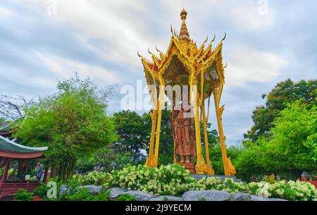 Samut Prakan, Thailand - 03. April 2022: Schöner hölzerner Buddha Guan Yin oder die Göttin der Barmherzigkeit in Ancient City, dem berühmten Freilichtmuseum. Stockfoto