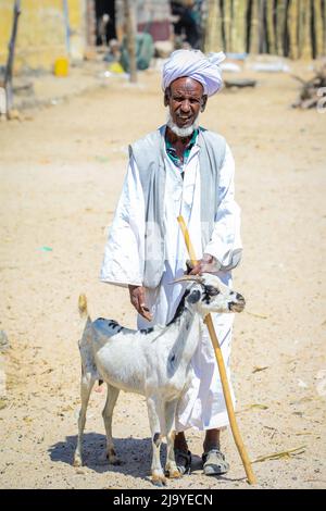 Lokaler eritreischer Mann in traditioneller weißer Kleidung auf dem Kamelmarkt von Keren Stockfoto