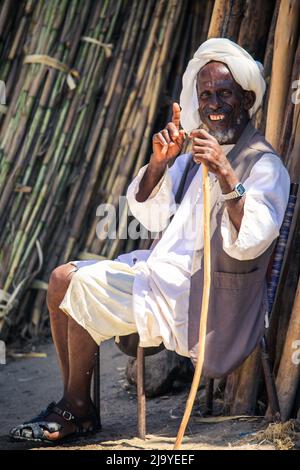 Lokaler eritreischer Mann in traditioneller weißer Kleidung auf dem Kamelmarkt von Keren Stockfoto
