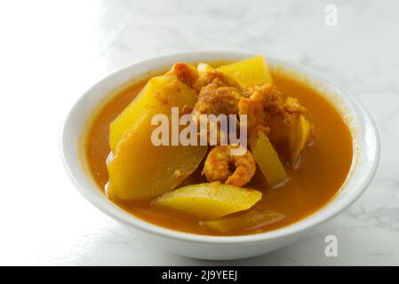 Thailändisches Essen würziges und saures Kerrisches wird Kang Som oder Gang Som genannt. Das würzige und saure, mit würzigen Kräutern, roher Papaya und gekochte, südliche Thailand Stockfoto