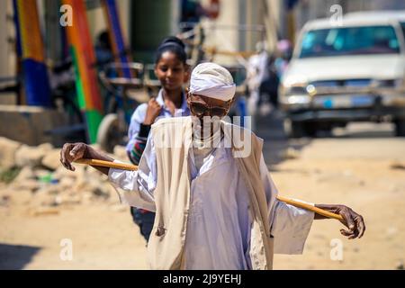 Lokaler eritreischer Mann in traditioneller weißer Kleidung auf dem Kamelmarkt von Keren Stockfoto