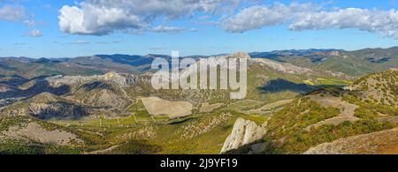 Landschaftlich schöner Panoramablick auf den Taraktaschkamm vom Ai-Georg Berg in hellem Herbstsonnenlicht in der Nähe von Sudak, Krim, Russland. Stockfoto