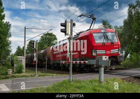 Deutschland , Krimnitz , 25.05.2022 , auf einer Lokomotive der Deutschen Bahn beim Überqueren wird die Alleinheit mit der Ukraine durch angewendet ausgedrückt Stockfoto