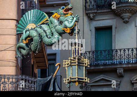 Art déco-Drachenskulptur auf der Rambla in Barcelona, Spanien Stockfoto
