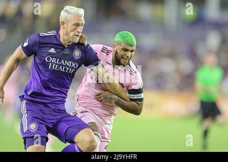 Orlando, FL: Robin Jansson (6), Verteidiger von Orlando City, und Joevin Jones (33), Verteidiger von Inter Miami, fahren während des Lamar Hunt U.S. Cup R zu einem lockeren Ball Stockfoto