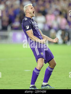 Orlando, FL: Robin Jansson (6), Verteidiger der Stadt Orlando, punktet mit seinem Elfmeterstoß während des Spiels der Lamar Hunt U.S. Cup Round of 16 gegen die Inter Mia Stockfoto