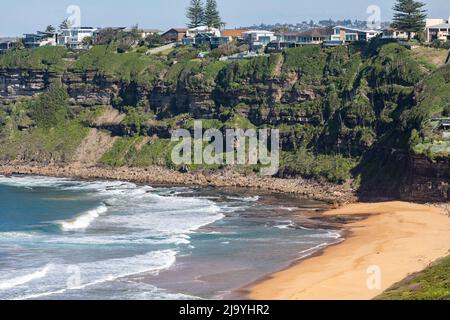 Sydney, teure Häuser am Wasser mit Meerblick am Bungan Beach in Sydney mit Blick auf Bongin Bay und das Meer, Sydney, NSW, Australien Stockfoto