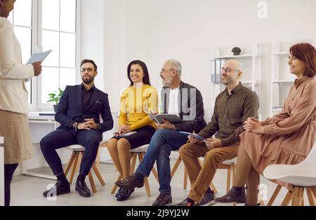 Geschäftsleute hören sich die Ideen und Vorschläge ihrer Kollegin im Brainstorming der Gruppe an. Stockfoto
