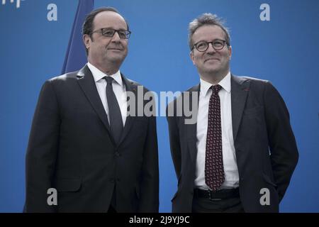 Der französische Präsident Francois Hollande, links, und Martin Hirsch, Direktor der Pariser öffentlichen Hilfskrankenhäuser AP-HP, nehmen an der Lancierung des Projekts Universitätscampus Grand Paris-Nord in Saint-Ouen in der Nähe von Paris Teil Stockfoto