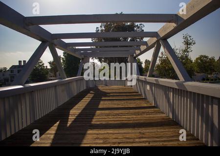 Brücke am Woodbridge Lake, Irvine Stockfoto