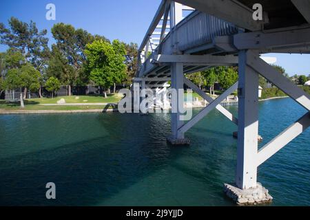 Brücke am Woodbridge Lake, Irvine Stockfoto