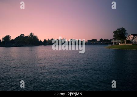 Sonnenuntergang am Woodbridge Lake, Irvine Stockfoto