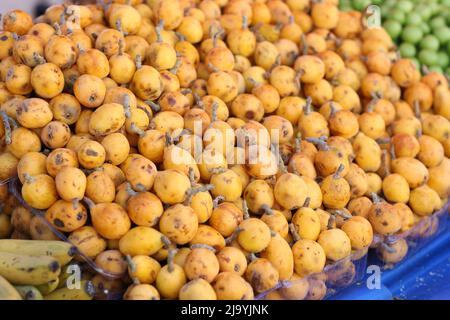 Viele reife, frische, gelbe, reife Birnen aus der Nähe auf dem Markt Stockfoto