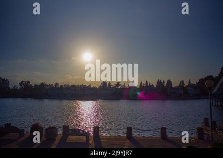 Sonnenuntergang am Woodbridge Lake, Irvine Stockfoto