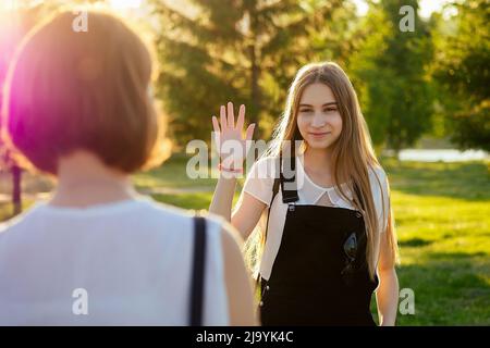 Zwei Freundinnen beste Studenten treffen sich im Park Stockfoto