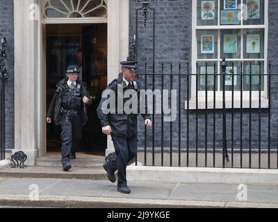 London, Großbritannien. 25.. Mai 2022. Metropolitan Police Officers leaving No 10 Downing Street für den Tag, an dem der Bericht von Se Gray veröffentlicht wird. Stockfoto