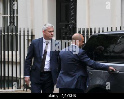 London, Großbritannien. 25.. Mai 2022. Ein streng aussehender Minister für das Kabinettsbüro Steve Barclay verlässt die Downing Street Nr. 11 für die PMQ am Tag der Veröffentlichung des Berichts von Se Grey. Stockfoto