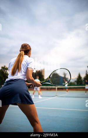 Junger, hübscher Tennisspieler mit Schläger und Ball bereitet sich auf den Beginn des Spiels oder Spiels vor. Stockfoto